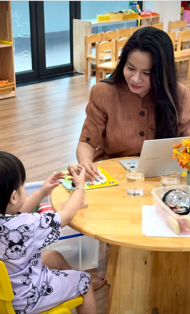 Cô Thuận dạy học trò chơi